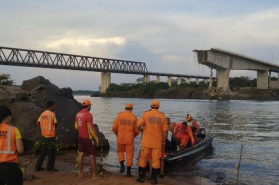Estrutura que liga os municípios de Aguiarnópolis (TO) e Estreito (MA) desabou no último domingo (22). Ao menos 11 pessoas seguem desaparecidas