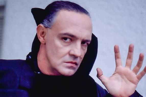 Artista que interpretou personagens como Vlad, na novela "Vamp", e Barbosa, na "TV Pirata", estava internado na Clínica São Vicente, em razão de um câncer de próstata. Ele morreu em decorrência de uma sepse pulmonar