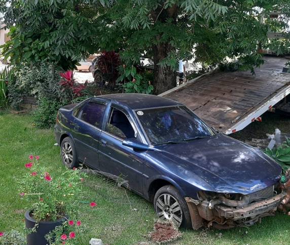 Carro perdeu o controle, bateu em veículo estacionado e invadiu pátio de residência em Crissiumal - foto 2