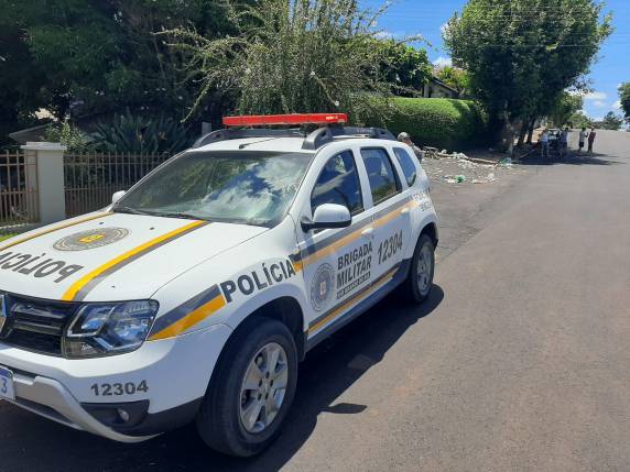 Carro perdeu o controle, bateu em veículo estacionado e invadiu pátio de residência em Crissiumal - foto 4