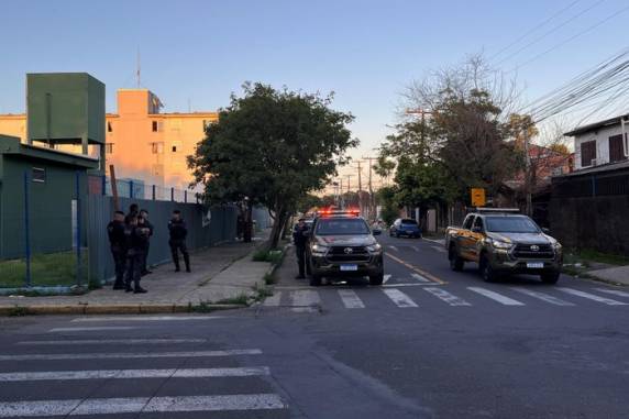 Ocorrência teve início quando BM foi ao local após ser chamada em razão de um homem estar armado na rua. Ele tentou escapar e teve início a troca de tiros