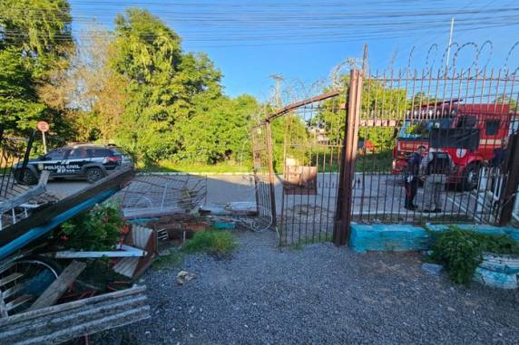 Crime foi descoberto quando jovens que jogavam futebol no bairro São Sebastião encontraram um braço. Suspeita de encomendar o crime já está recolhida no presídio de Guaíba por tráfico de drogas
