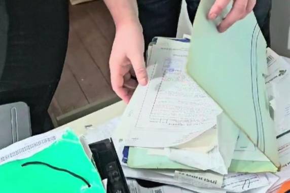 Investigação calcula pelo menos 16 vítimas, com um prejuízo estimado em mais de R$ 250 mil. Esposa, que é sócia do homem, foi proibida de exercer atividade profissional