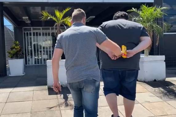 Segundo investigação da Polícia Civil, criança teria sido agredida com cordas e pedaços de madeira por mexer no celular do homem