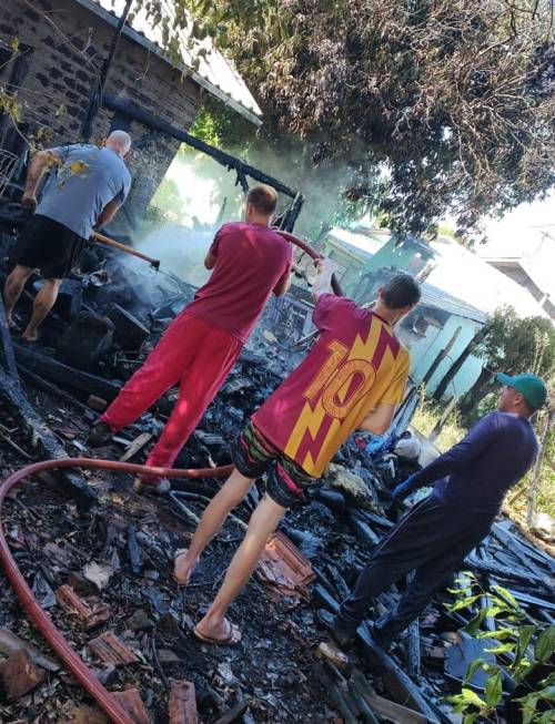 Fogo foi contido por voluntários e servidores municipais