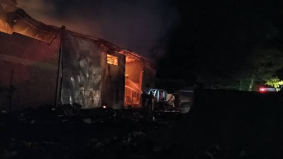Incêndio atinge o galpão de uma recicladora em Ijuí - foto 2