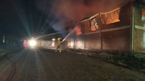 Incêndio atinge o galpão de uma recicladora em Ijuí - foto 3