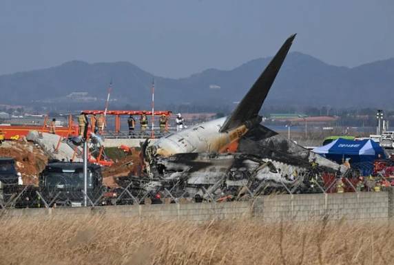 Avião sai da pista, explode e deixa ao menos 177 mortos em aeroporto na Coreia do Sul - foto 3