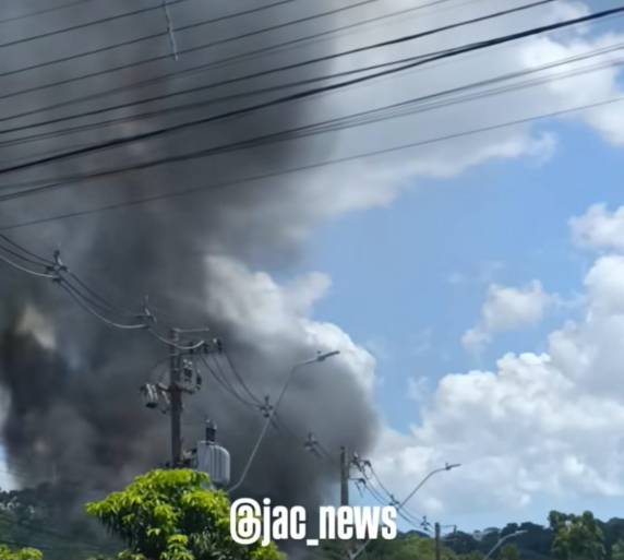 O Corpo de Bombeiros recebeu chamado por volta das 11h30min deste domingo