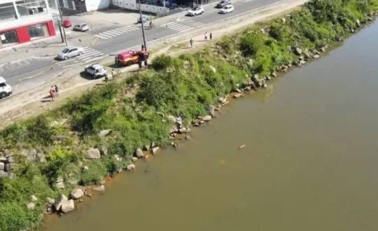 Populares alegaram escutar gritos de uma pessoa pedindo socorro; o carro era furtado e ninguém foi encontrado