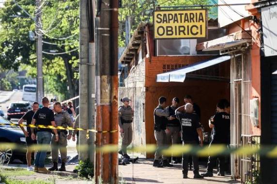 Caso aconteceu em estabelecimento nas proximidades do Viaduto Obirici. Segundo a Brigada Militar, um homem ingressou no local armado, matou um e baleou outro. Um policial militar de folga, que estava no local, reagiu e matou o atirador