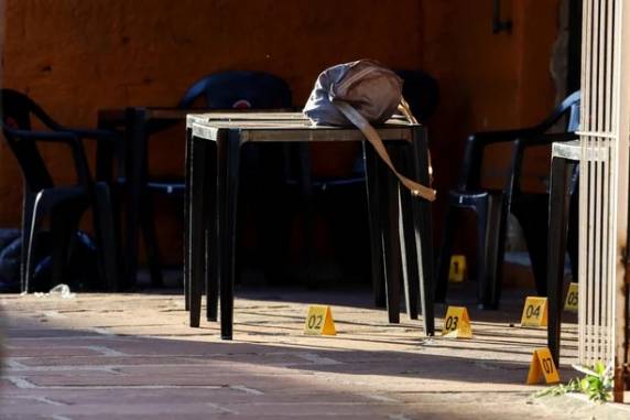Caso aconteceu em estabelecimento nas proximidades do Viaduto Obirici. Segundo a Brigada Militar, um homem ingressou no local armado, matou um e baleou outro. Um policial militar de folga, que estava no local, reagiu e matou o atirador