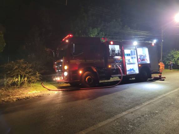 Os incêndios em si não deixaram feridos e destruíram totalmente as duas residências alvo dos ataques.