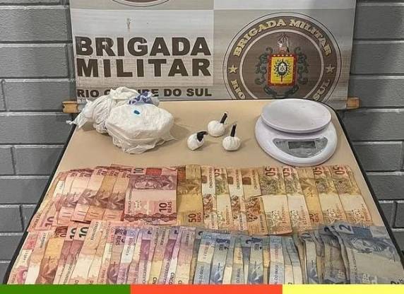 Droga, dinheiro e material utlizado para o tráfico foram apreendidos