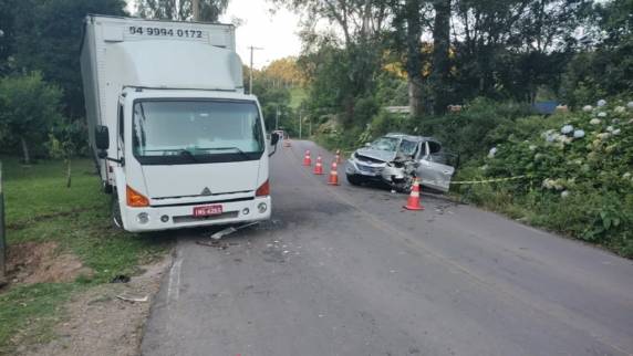 Acidente envolveu uma Hyundai IX35 e um Agrale e foi registrado na tarde de domingo, em São Virgílio. Outros três homens ficaram feridos, e o estado de saúde deles não foi informado pela Brigada Militar