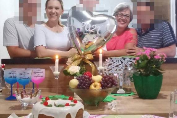 A mulher presa por suposto envenenamento do doce se chama Deise Moura dos Anjos e é nora de Zeli Terezinha Silva dos Anjos, 61 anos, que fez a iguaria. As duas teriam uma desavença antiga