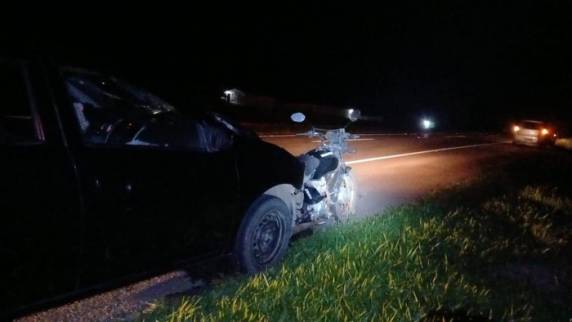 Acidente ocorreu na BR-116. A vítima estava na carona da motocicleta e o condutor foi hospitalizado em estado grave