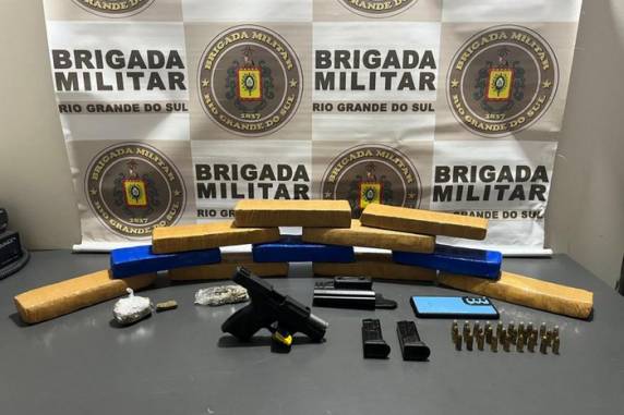 Prisão ocorreu na noite desta segunda-feira (6). Pistola apreendida tinha 28 munições intactas