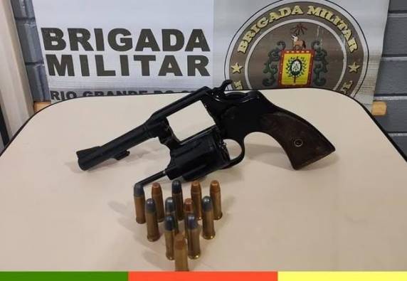 Durante a ação, foram localizados e apreendidos um revólver Cal .38 e 12 munições intactas Cal .38, além de um celular.