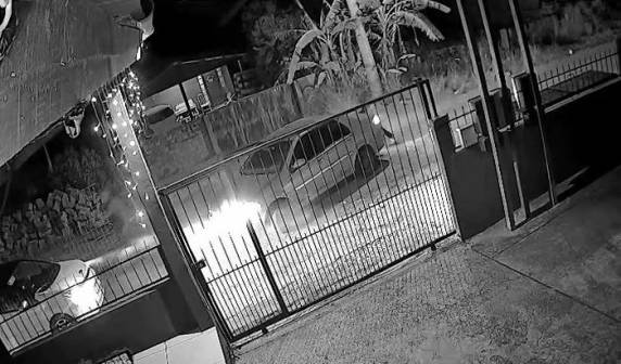 Criminosos teriam desconfiado que um deles estava armado e dispararam. Motorista também foi baleado, mas conseguiu dirigir até o hospital. A identificação das vítimas ainda não foi divulgada
