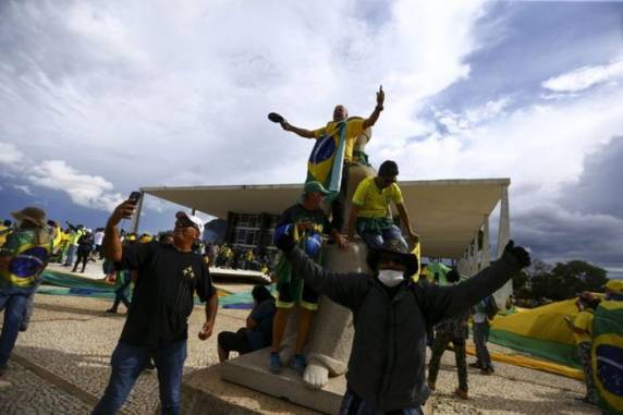 Em 2023, milhares de pessoas dispostas a derrubar o governo do recém-empossado presidente Luiz Inácio Lula da Silva invadiram e depredaram as sedes dos três poderes, em Brasília. Viraram réus 102 manifestantes do Rio Grande do Sul, oito deles por crimes graves, dos quais apenas um ainda aguarda julgamento