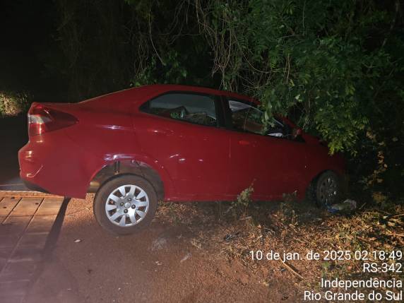 Homem morre após colisão frontal entre carro e caminhão, em Independência - foto 3