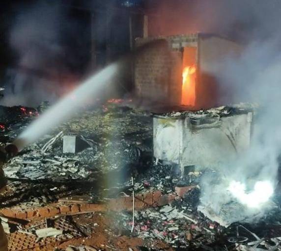 Apesar da gravidade do incêndio, não houve feridos. As causas que deram início ao fogo ainda são desconhecidas.