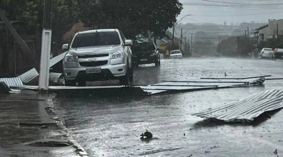O prefeito, Rômulo Teixeira Carvalho, disse que foram alguns minutos de ventania e granizo