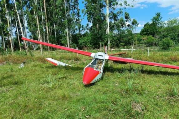 Acidente ocorreu durante voo de instrução, logo após a decolagem, na tarde deste sábado; instrutor e aluno foram resgatados sem ferimentos
