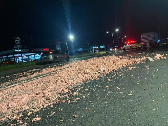 Carga de caminhão espalha resíduos na pista após acidente em Passo Fundo - foto 2