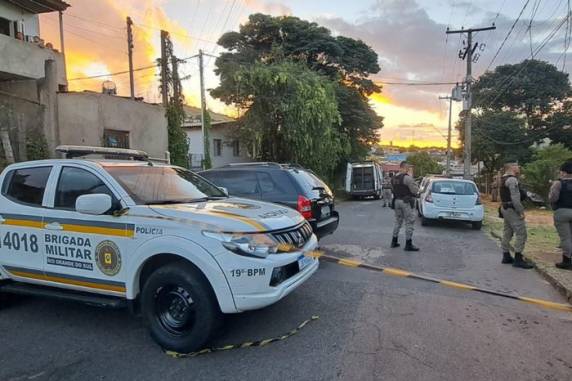 Conforme a polícia, vítima estava sendo ameaçada com uma faca dentro de casa, no bairro São José; homem se entregou por volta das 19h30min