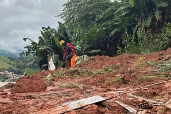 Desabamentos causados por fortes chuvas deixam ao menos cinco mortos em Minas Gerais - foto 2