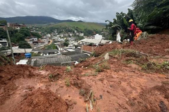 Desabamentos causados por fortes chuvas deixam ao menos cinco mortos em Minas Gerais - foto 3