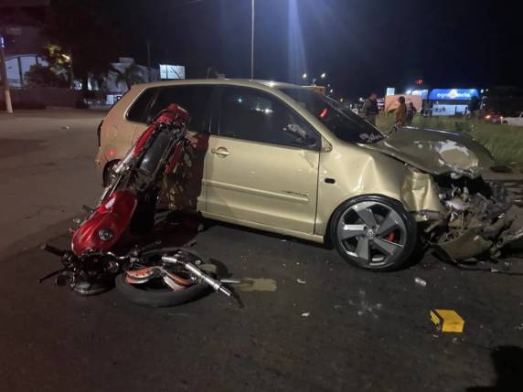 Grave acidente entre carro e moto deixa motociclista ferido em Passo Fundo - foto 2