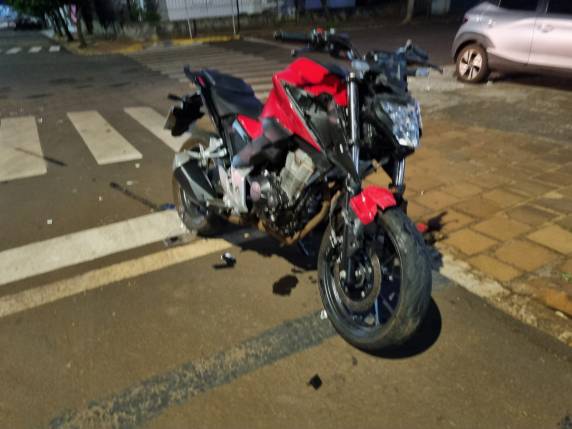 Acidente envolve carro e moto e deixa um jovem ferido no Centro de Três de Maio - foto 2