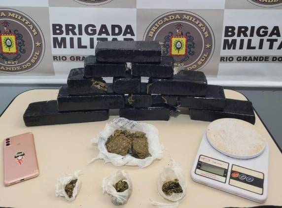Durante o patrulhamento, os policiais receberam informações de um homem realizando venda de entorpecentes na praça do bairro São José