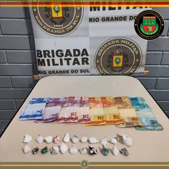 Após abordagem, revista pessoal e veicular foram localizadas 22 buchas de cocaína e uma quantia em dinheiro.