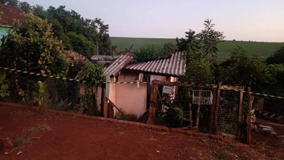 A casa de aproximadamente 70m² teve quatro cômodos consumidos pelas chamas