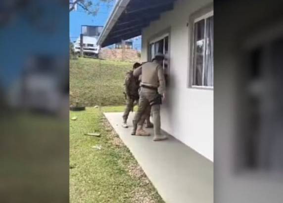 Jovem estaria tendo um surto psicótico quando praticou o crime. A Polícia Militar teve que arrombar o quarto para poder imobilizar a mulher e resgatar a criança