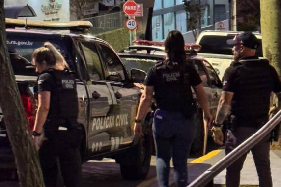 Quatro pessoas foram detidas, e Polícia Civil segue em busca de uma quinta. Crime aconteceu em dezembro do ano passado