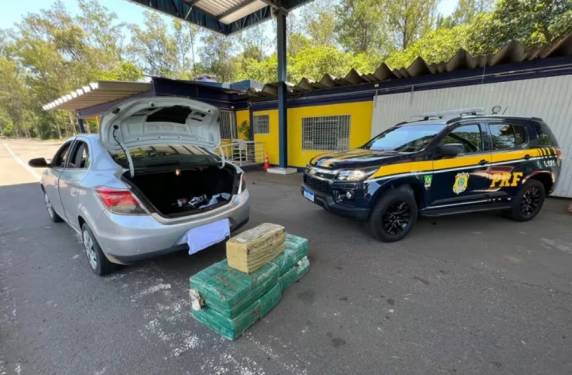 Durante a fiscalização, os PRFs encontraram no banco traseiro e dentro do porta-malas tabletes de maconha que totalizaram 152 quilos.