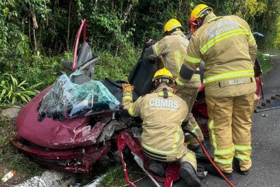 Segundo a Polícia Rodoviária Federal, veículos se chocaram devido a uma ultrapassagem em local proibido. Condutor do Celta morreu no local