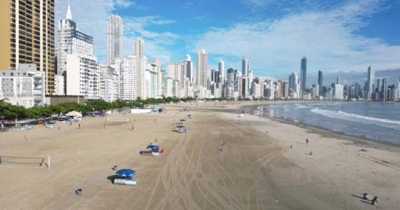 Equipes da secretaria de Obras estão empenhadas na recuperação de Balneário Camboriú em tempo recorde; atrações turísticas funcionam normalmente