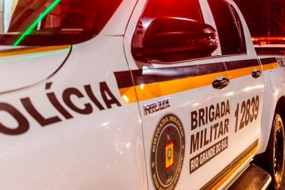 As vítimas de 11, cinco e dois anos, foram encaminhados ao Hospital Geral. Segundo a polícia eles não correm riscos. Além das crianças, autor dos disparos também feriu o próprio pai, que estava no mesmo carro que ele