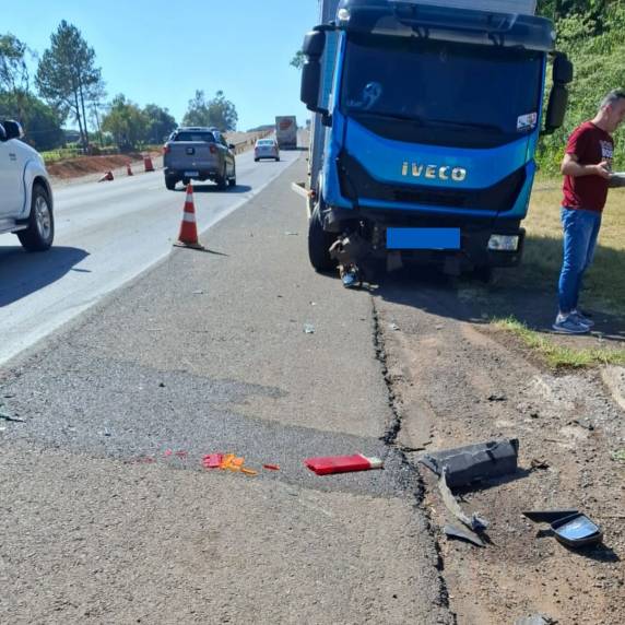 Duas pessoas ficam feridas em colisão entre caminhão e carro na BR-386 em Soledade - foto 2