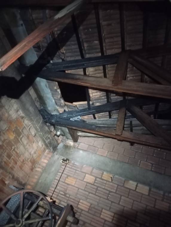 Galpão de fábrica de móveis é atingido por incêndio, em Três de Maio - foto 3