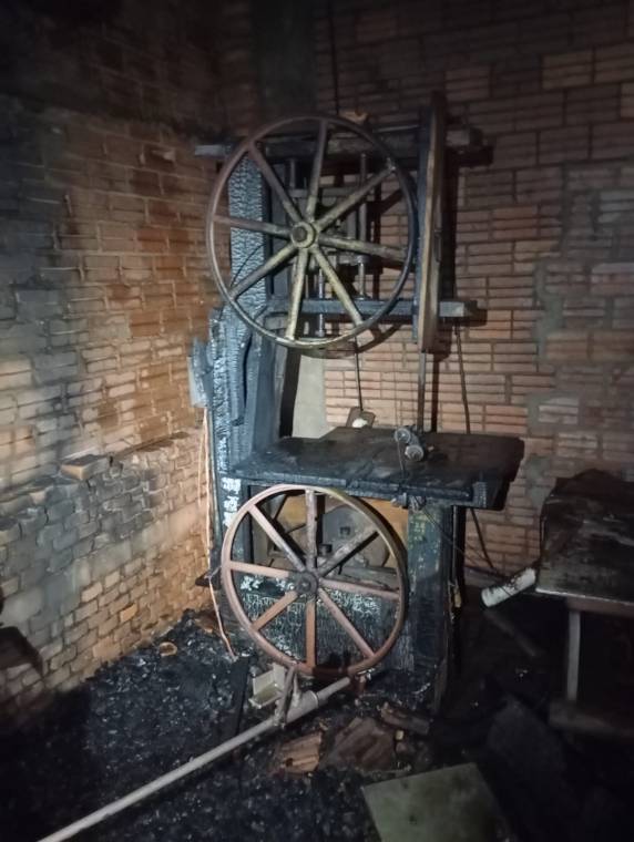 Galpão de fábrica de móveis é atingido por incêndio, em Três de Maio - foto 2