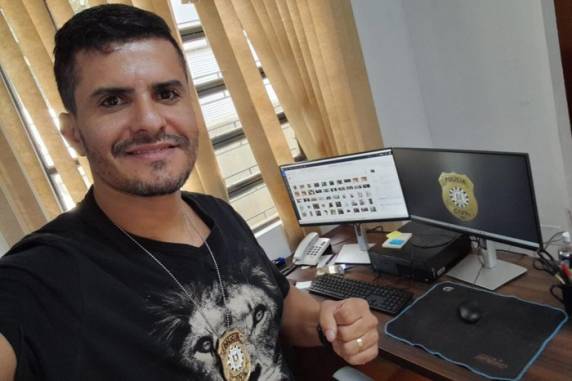 Agente cumpria mandado de busca e apreensão na manhã desta terça-feira quando foi atingido por tiro. Vítima foi identificada como Daniel Abreu Mendes, 40 anos