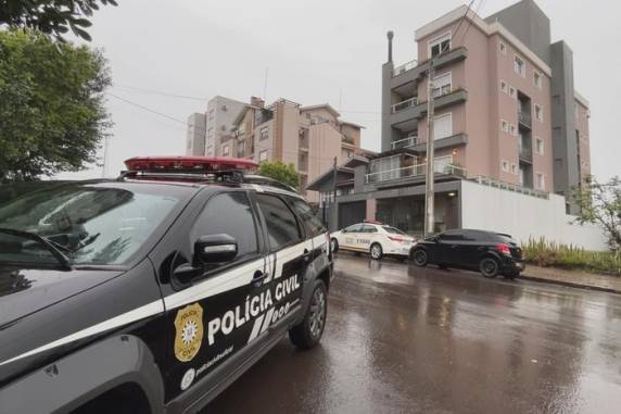 Caso foi no centro da cidade por volta das 7h30min do feriado de 20 de setembro. As vítimas são jovens de 18 a 26 anos. A investigação continua, disse a Polícia Civil