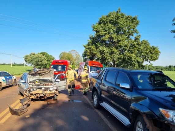 O acidente envolveu um automóvel Gol e uma caminhonete Hilux na entrada para Consolata